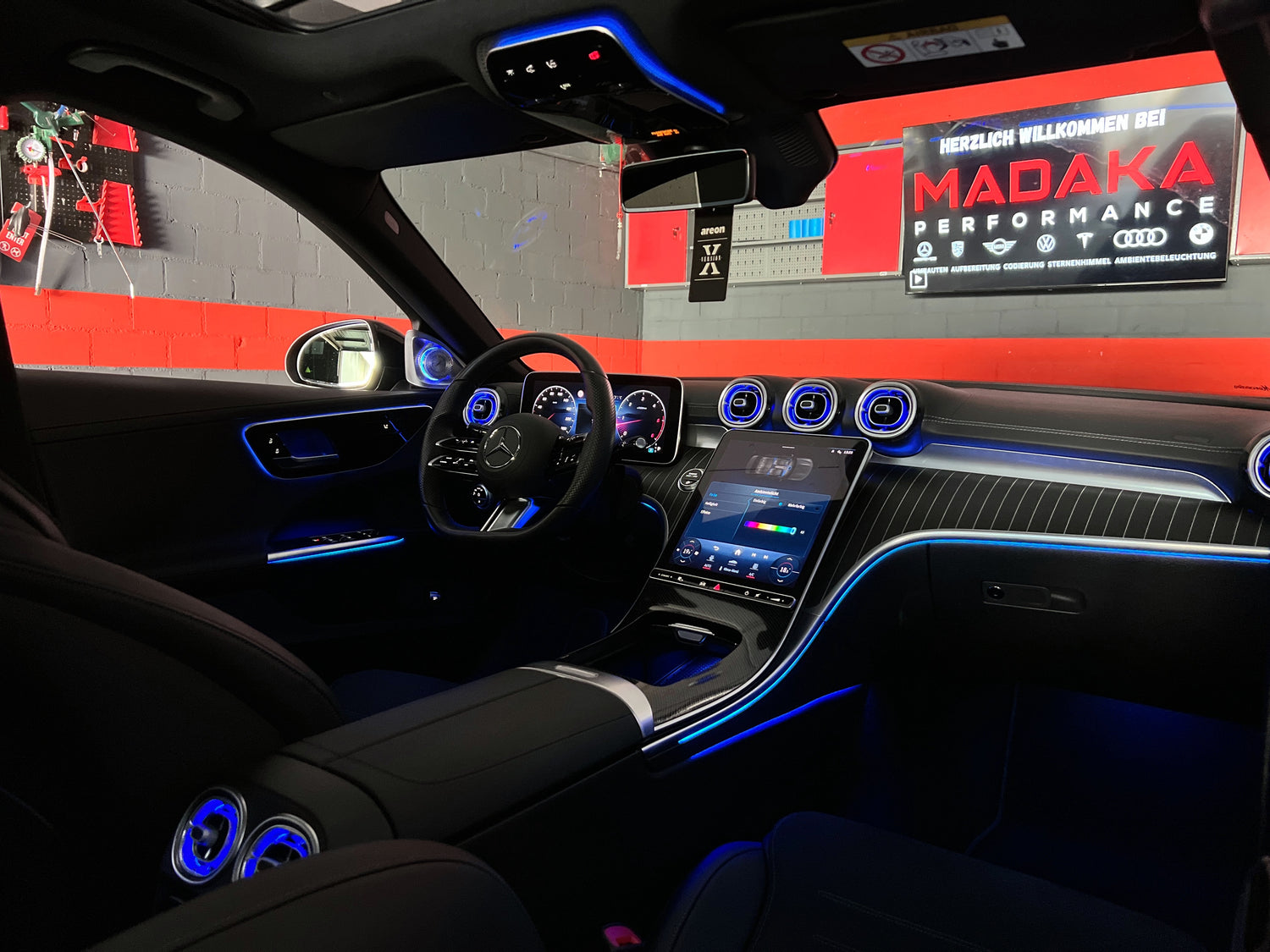 Beleuchteter Innenraum eines Mercedes mit blauer Ambientebeleuchtung