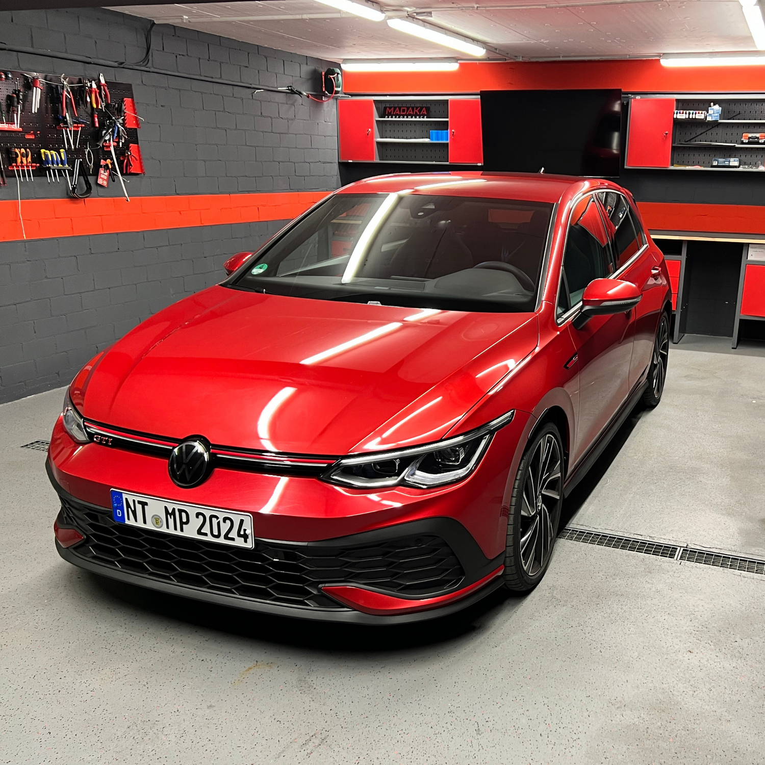 Roter VW Golf GTI in der Madaka Performance Werkstatt