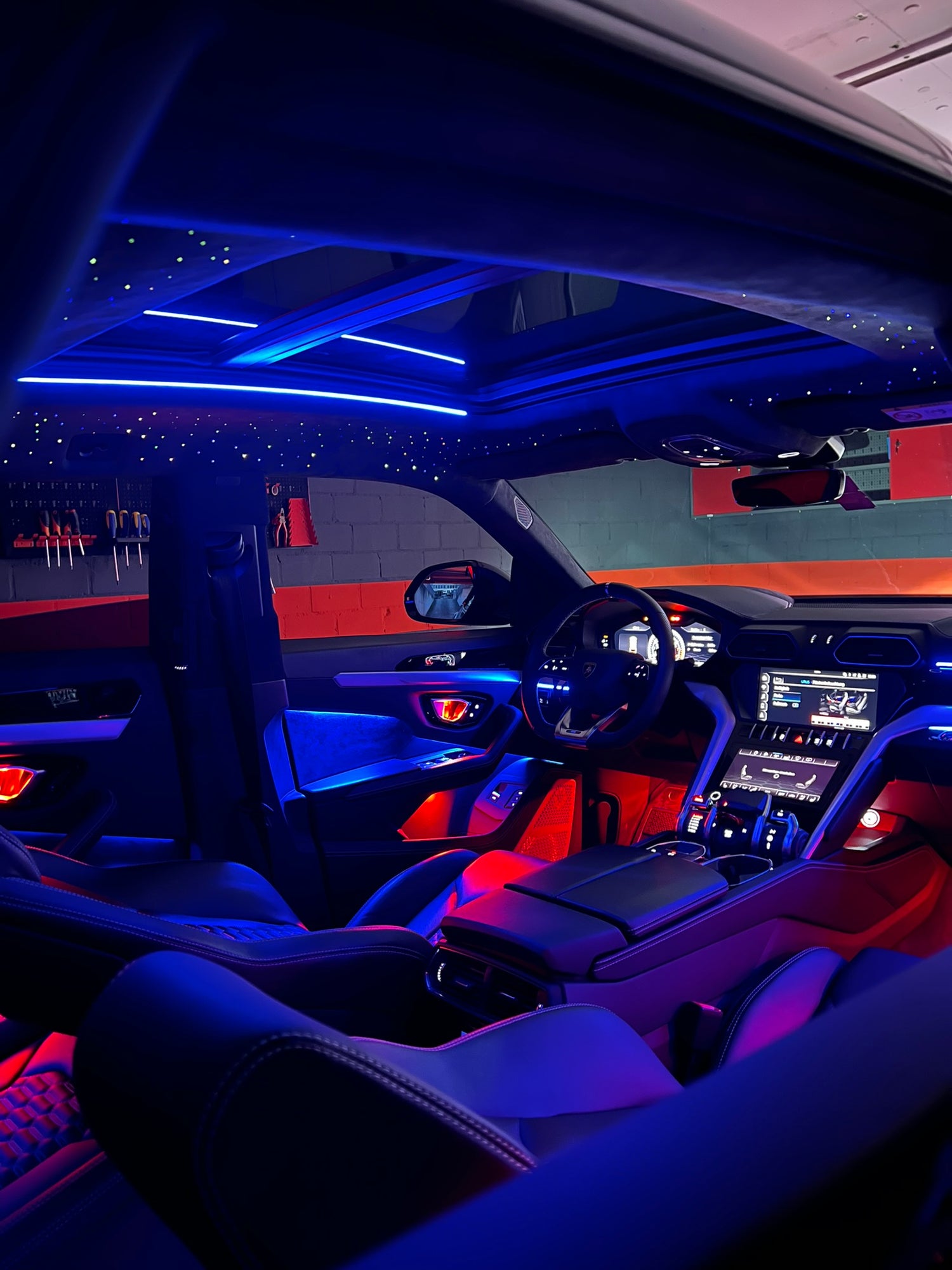 Nachgerüstete Ambientebeleuchtung mit LED-Streifen und Sternenhimmel in einem Lamborghini-Innenraum