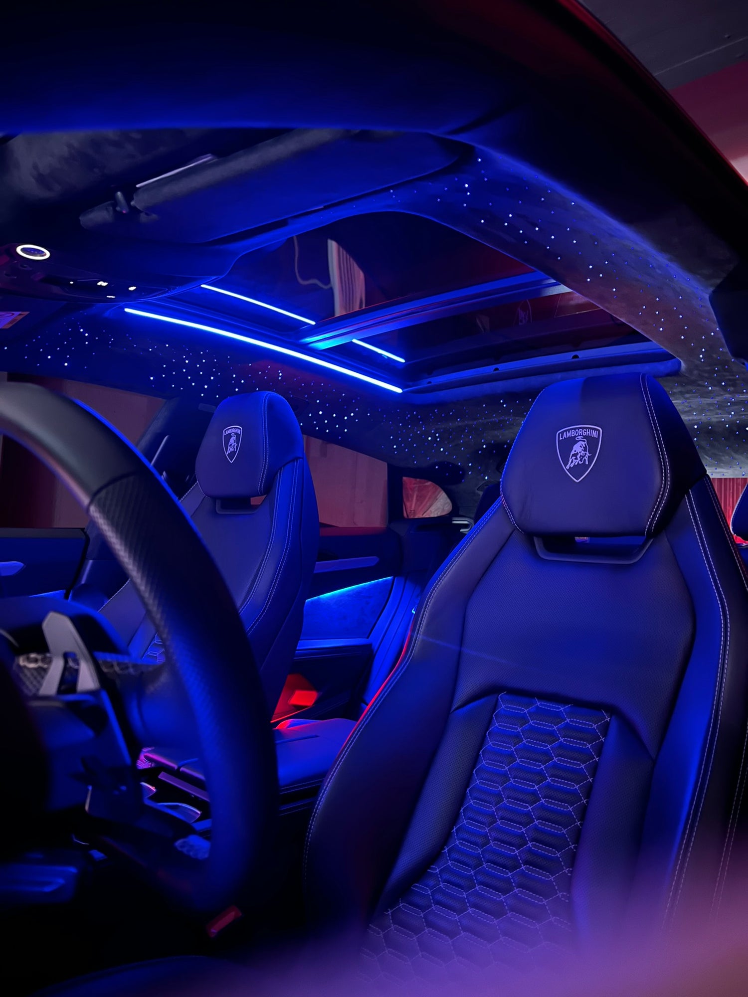 Nachgerüstete Ambientebeleuchtung mit LED-Streifen und Sternenhimmel in einem Lamborghini-Innenraum