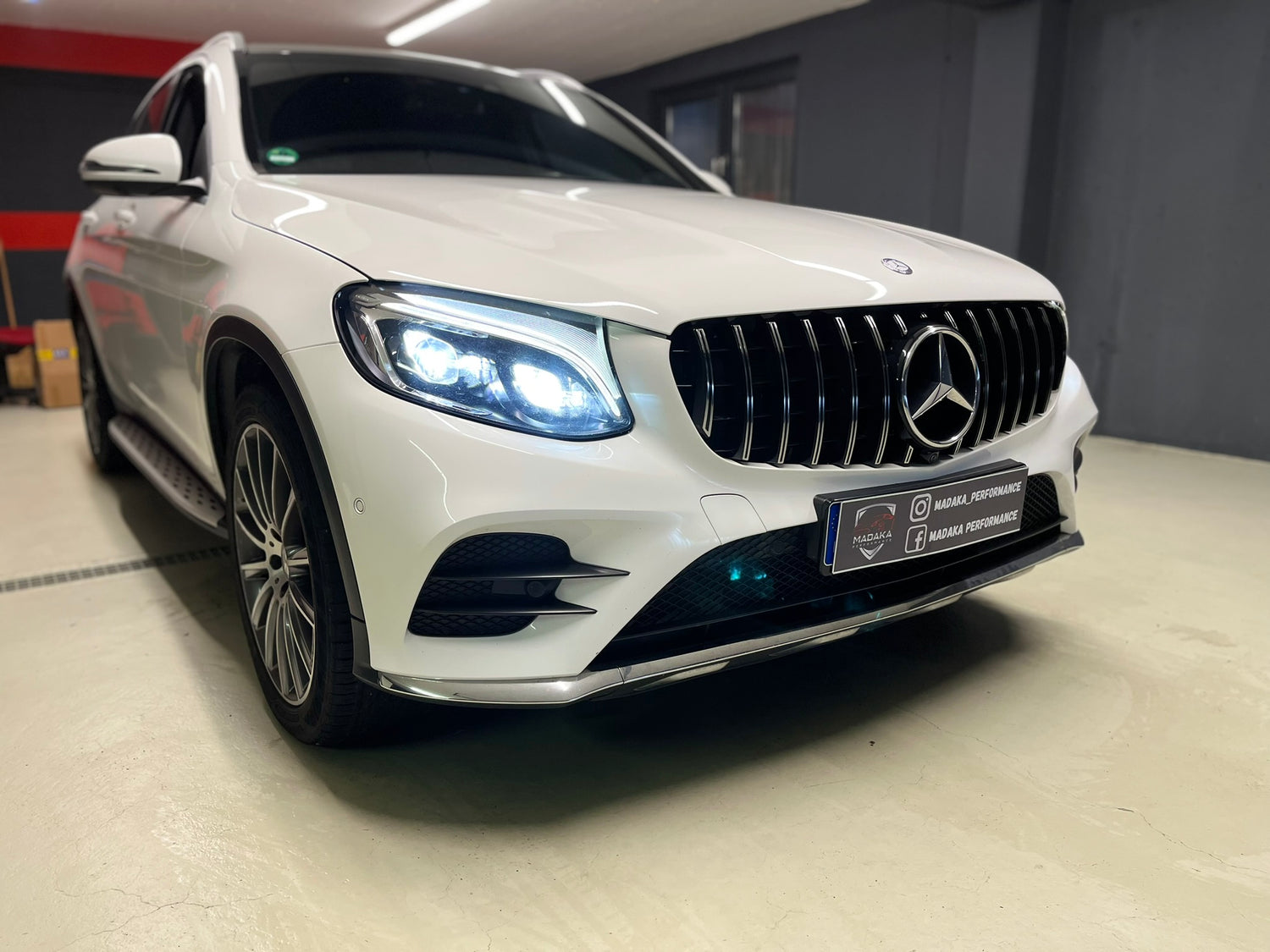 Weißer Mercedes SUV Frontansicht von außen