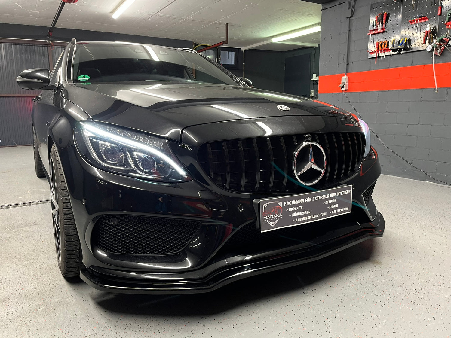 Front Aufnahme eines Mercedes SUV in der Madaka Performance Werkstatt