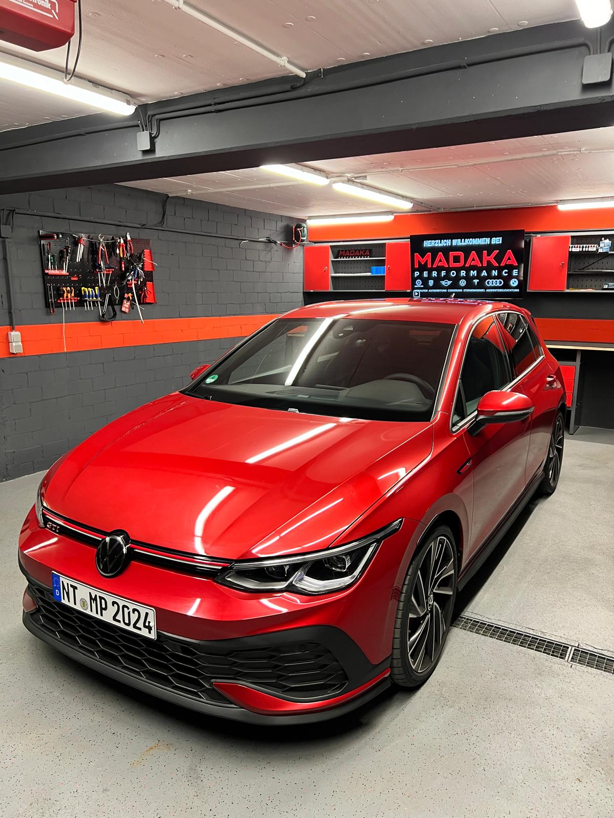 Roter VW Golf GTI in der Madaka Performance Werkstatt